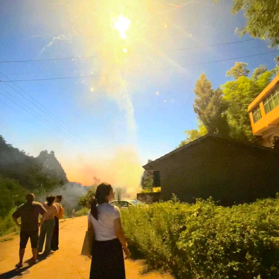 穿长衫而站着喝酒的人