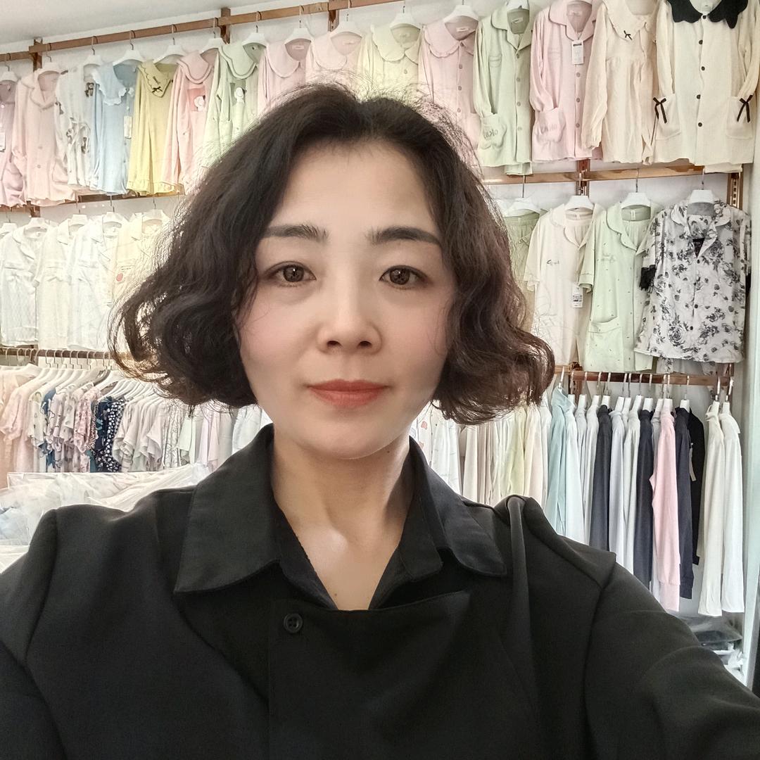 两门艳艳内衣睡衣