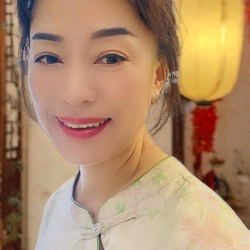 阳光柔柔的养生穿搭间