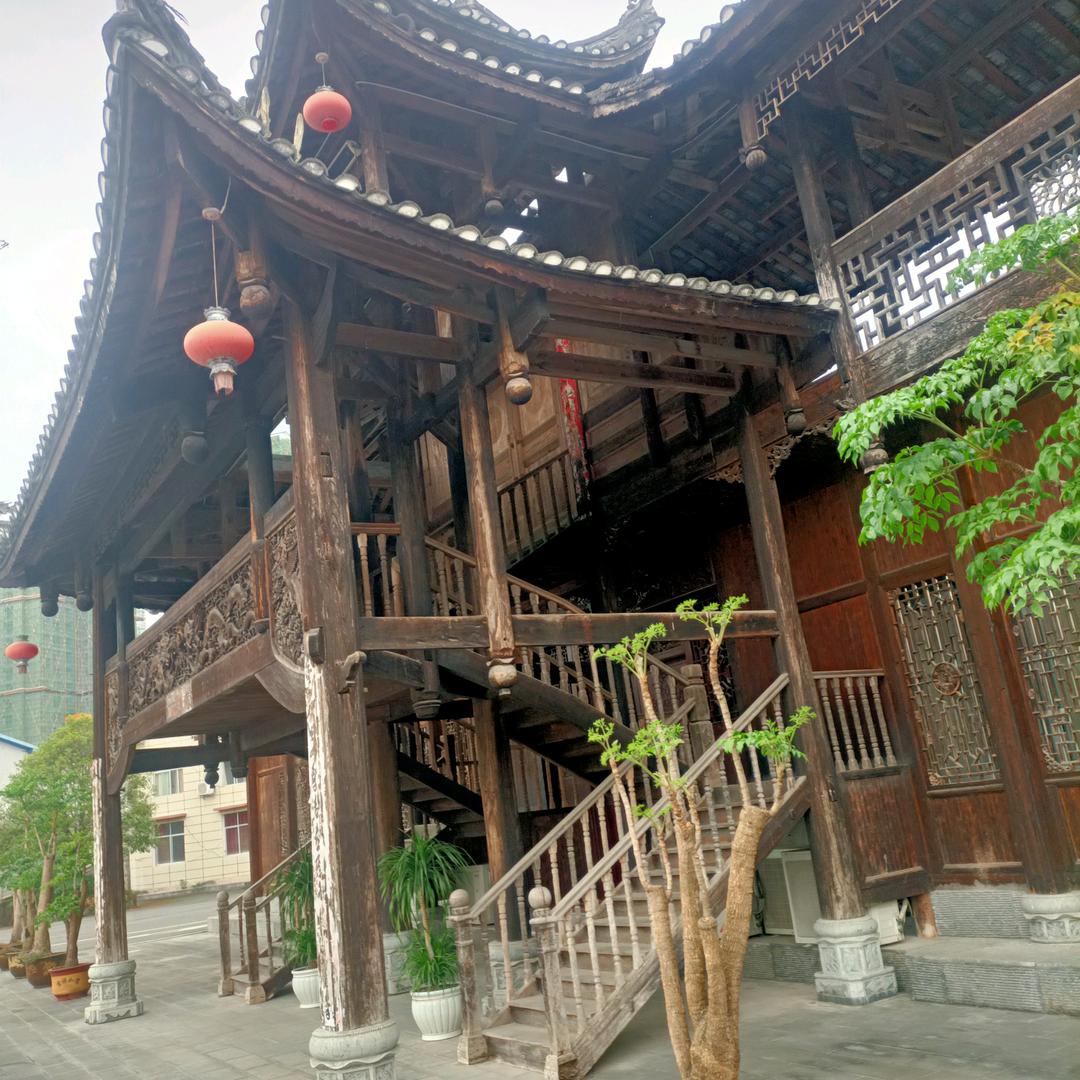 刘：