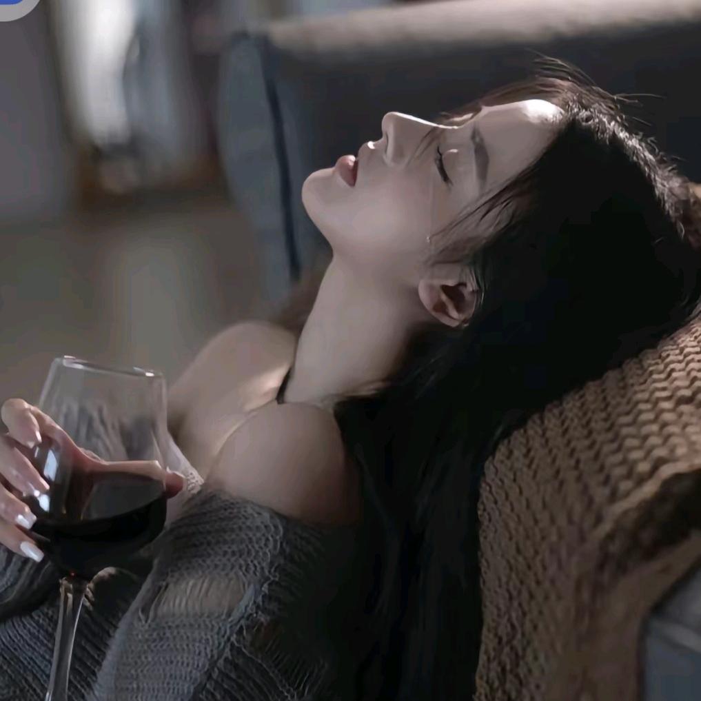 微笑的背后藏着眼泪