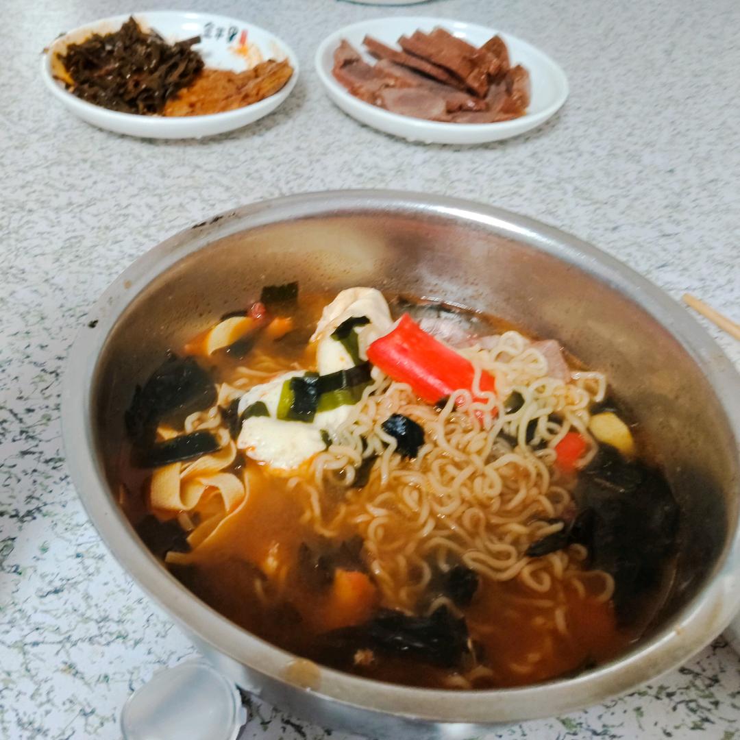 鱼香肉丝和汉堡。