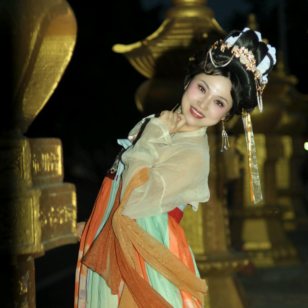 花朝旅拍美服体验馆官方号