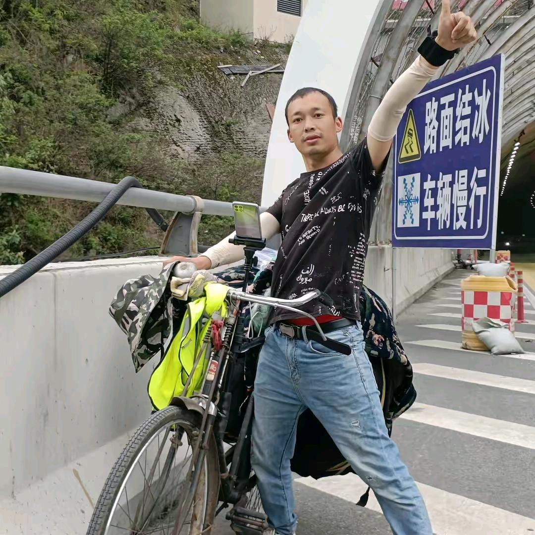 二八大杠邓不趴小号。