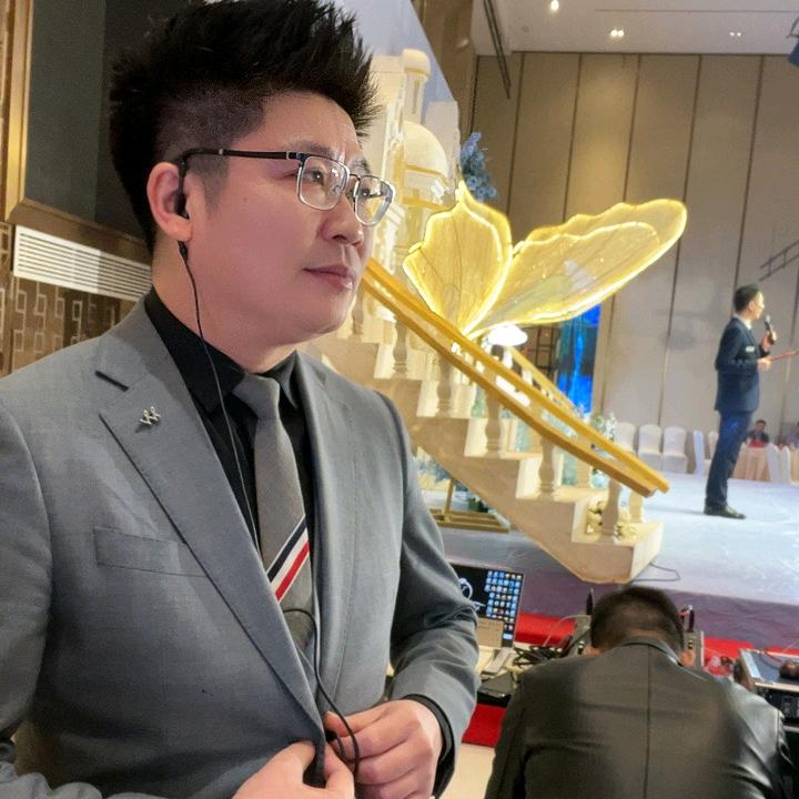 范兵主持人