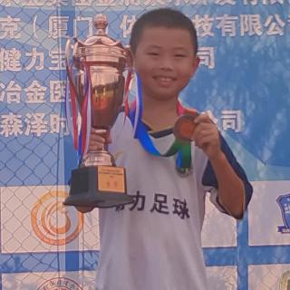爱踢球的赵泽鑫