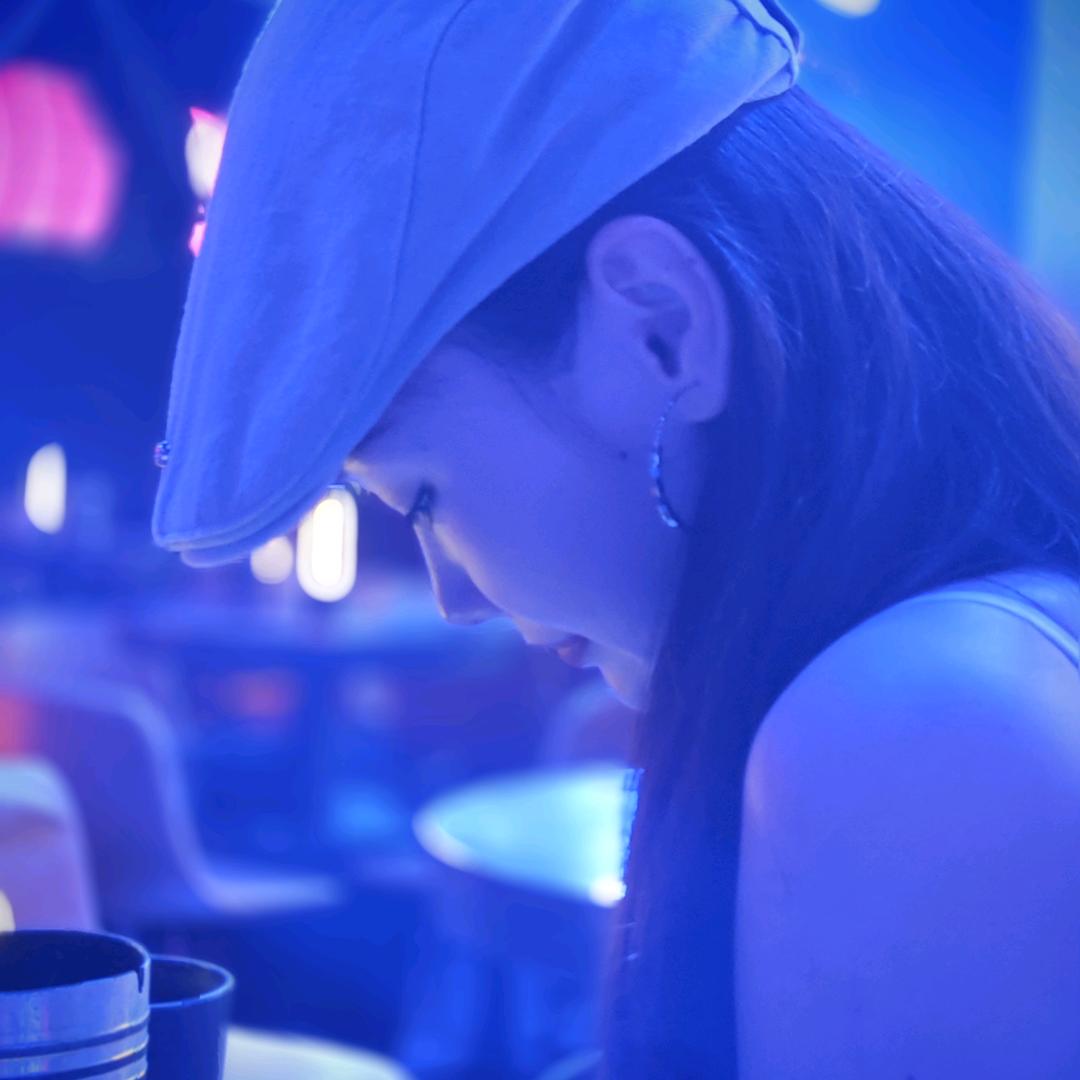 因为乌鸦像写字台