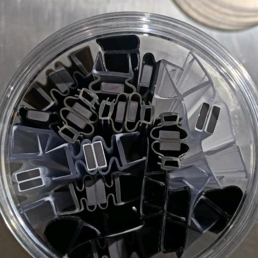 辉煌鑫诚卫浴胶磁条生产厂家