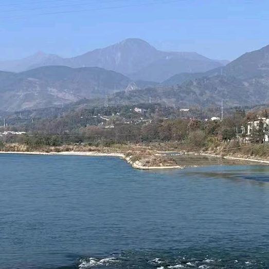 在…说