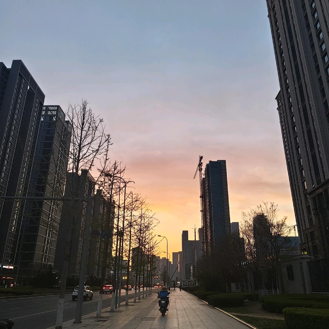 渲墨提笔画星河