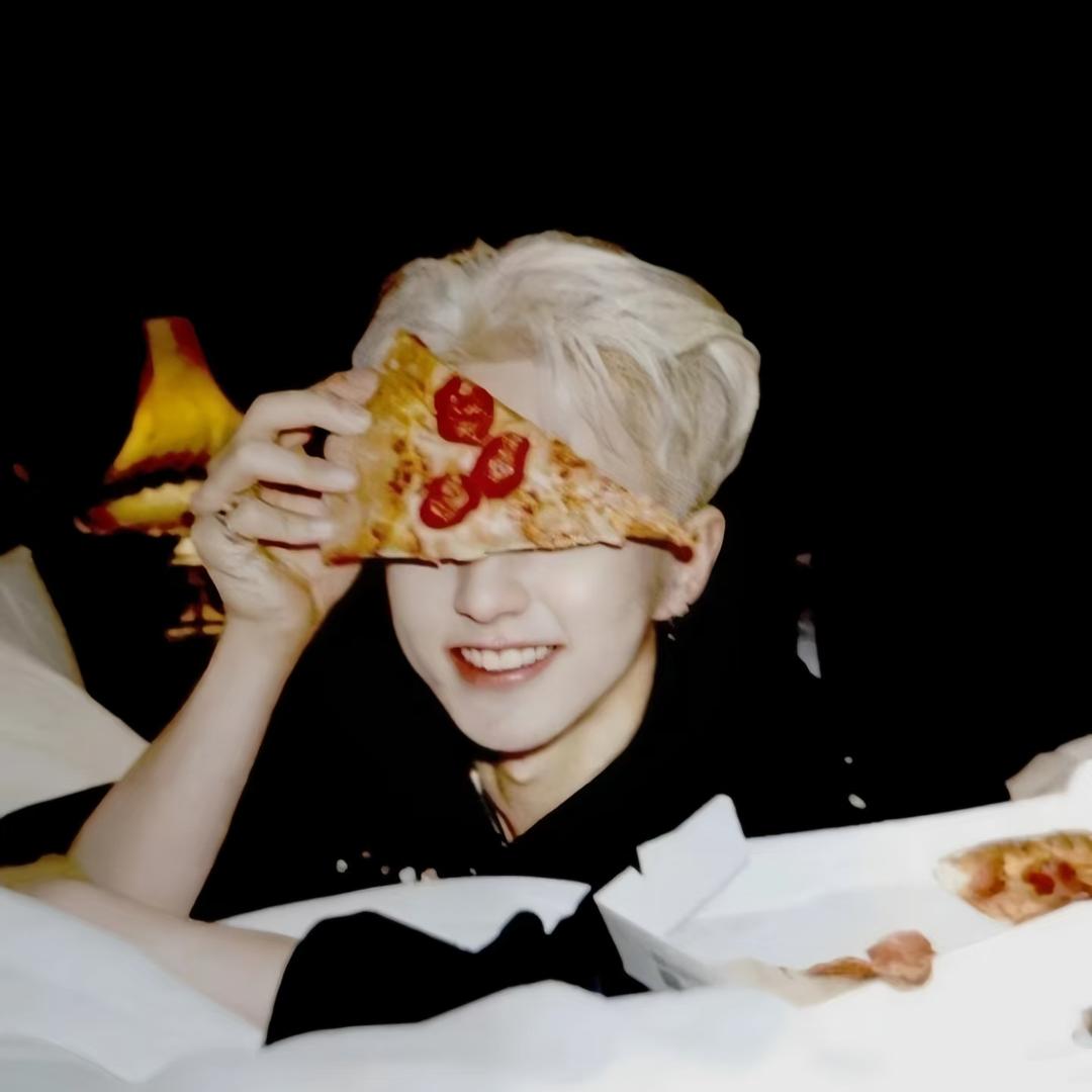 野外露营睡醒发现在茅坑和八个男模亲嘴