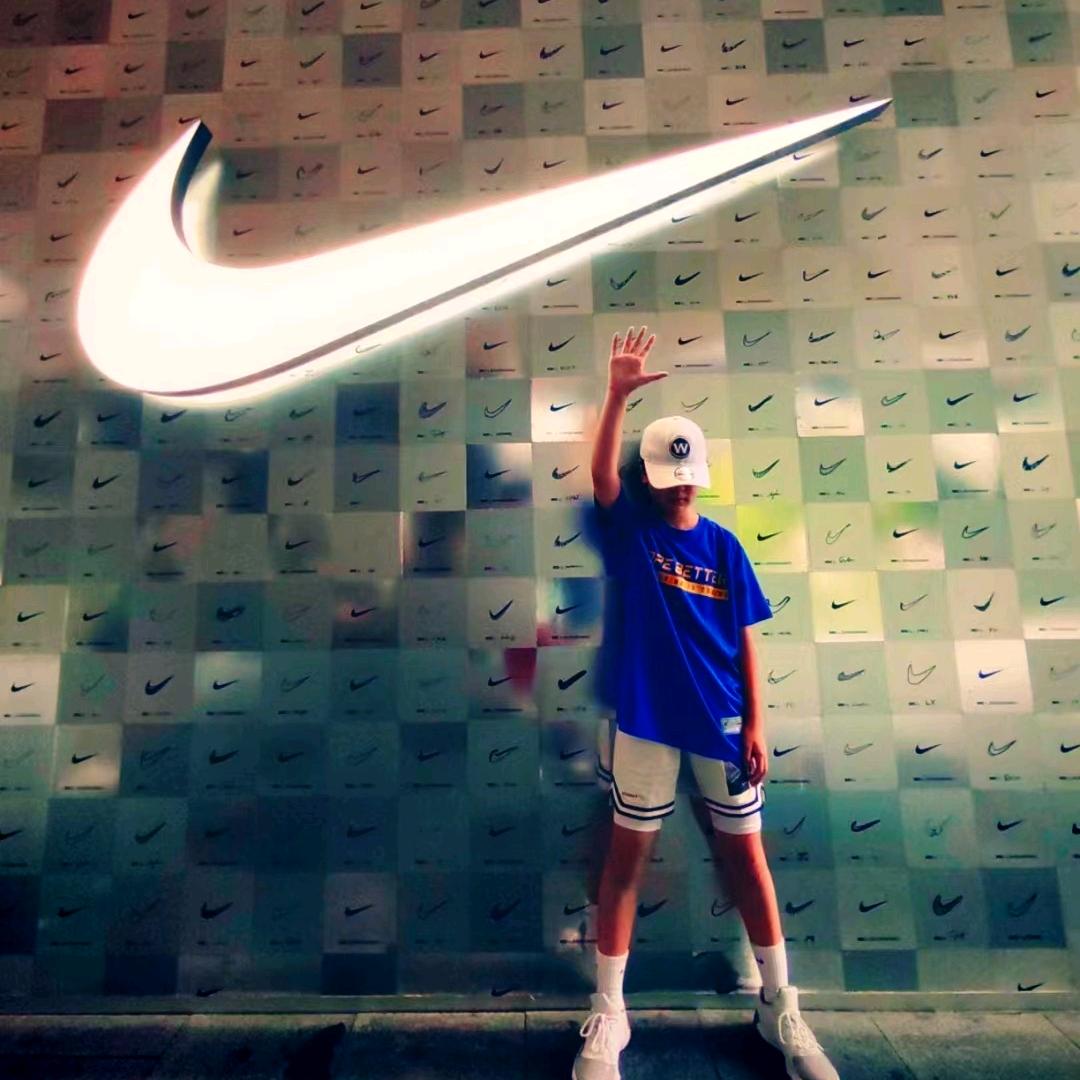小黄🏀玩篮球