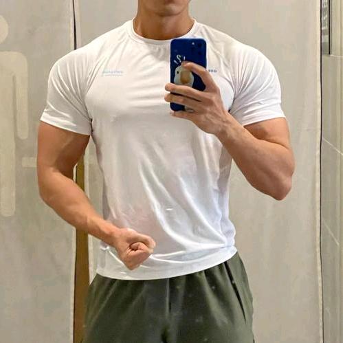 阳墨墨。