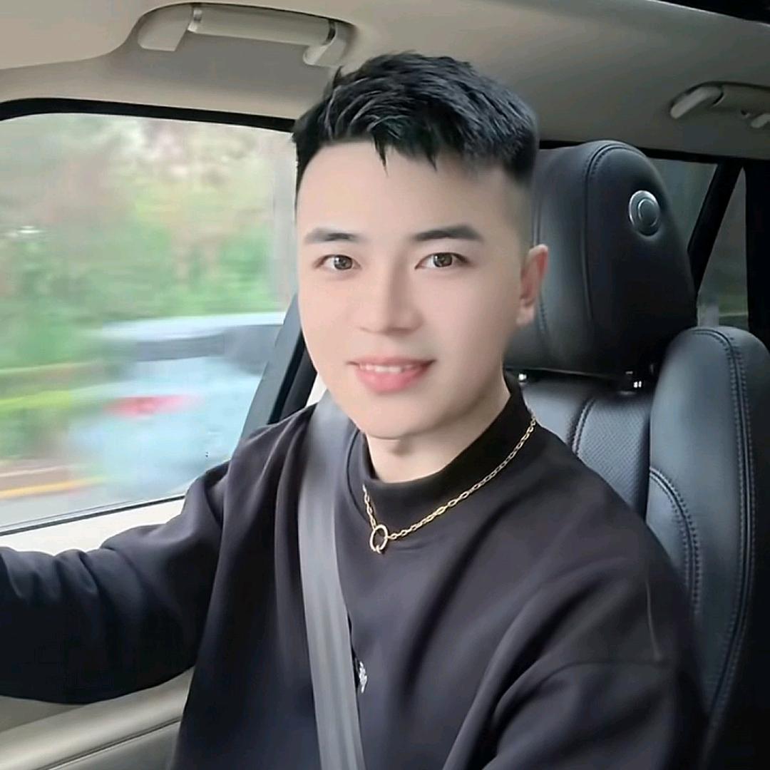 抱着酒瓶的男人