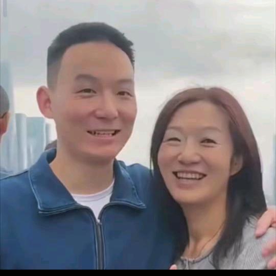 卐