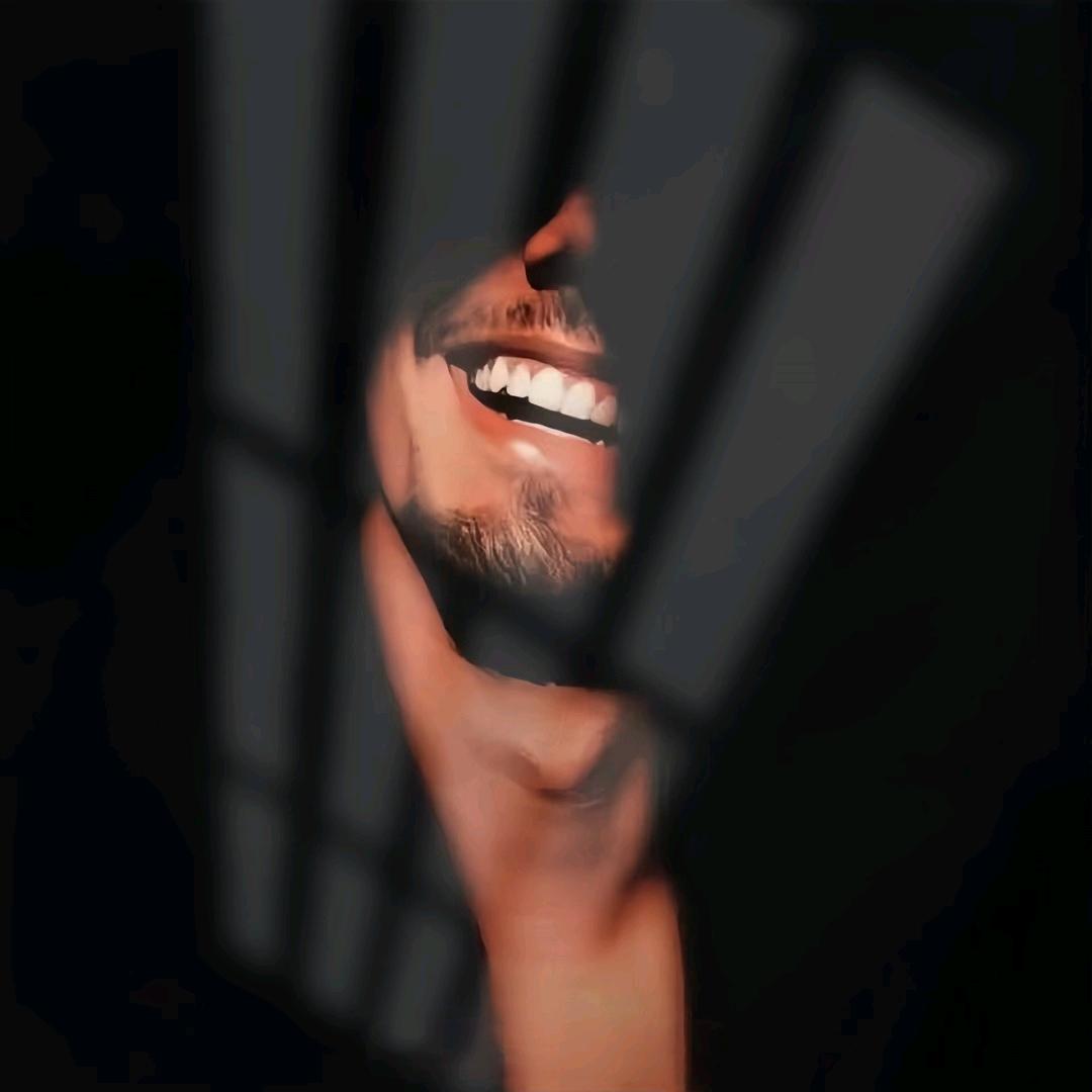 某彁