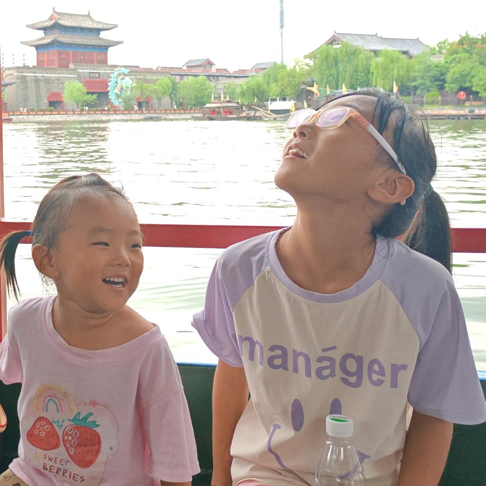 小董小董吃饭用桶