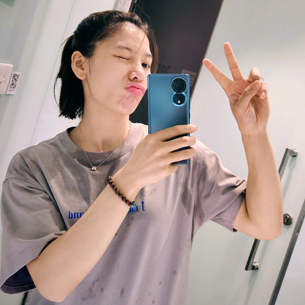 黄莉娜娜