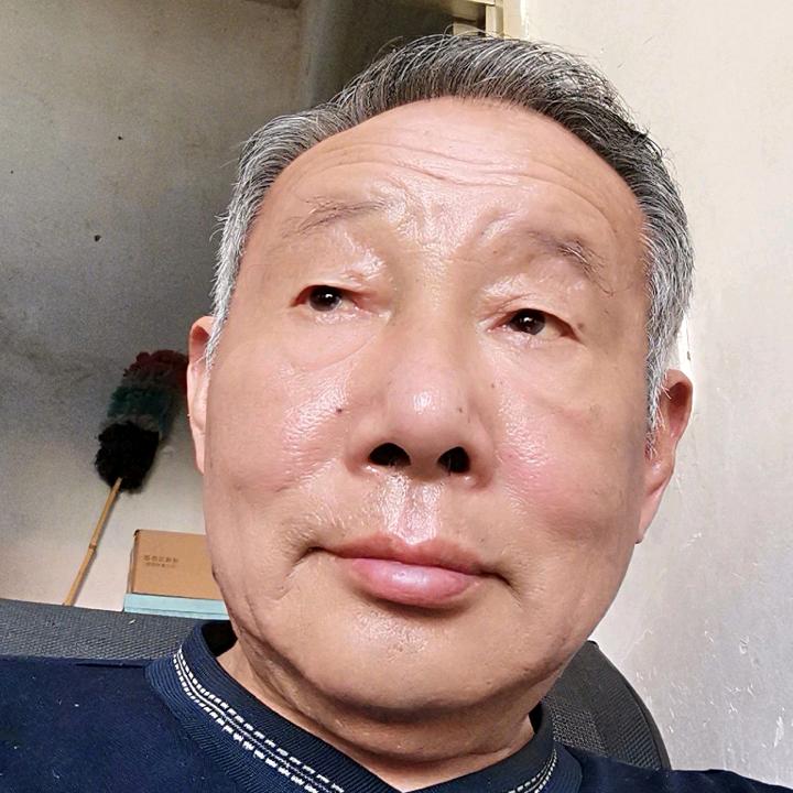 笑了