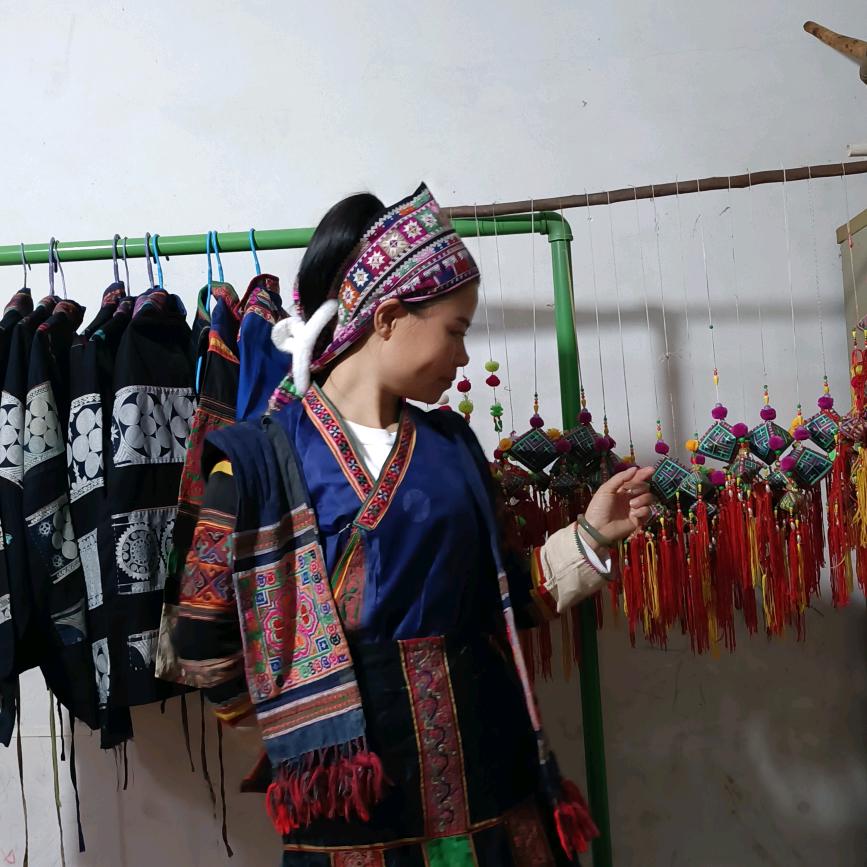 小英子老绣民族服装