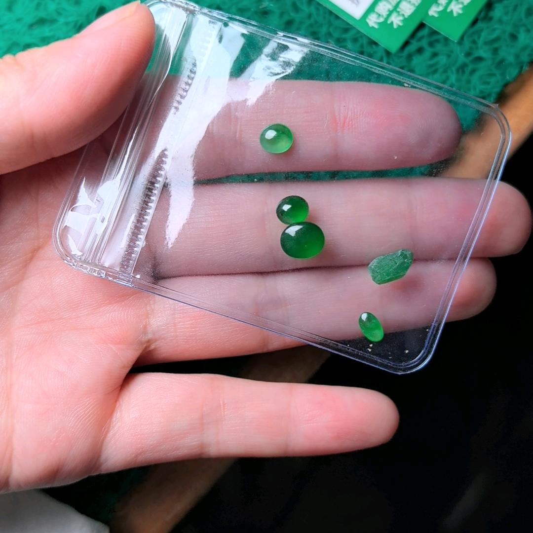 妙益翡翠商贸   《翡翠白卡五个点》