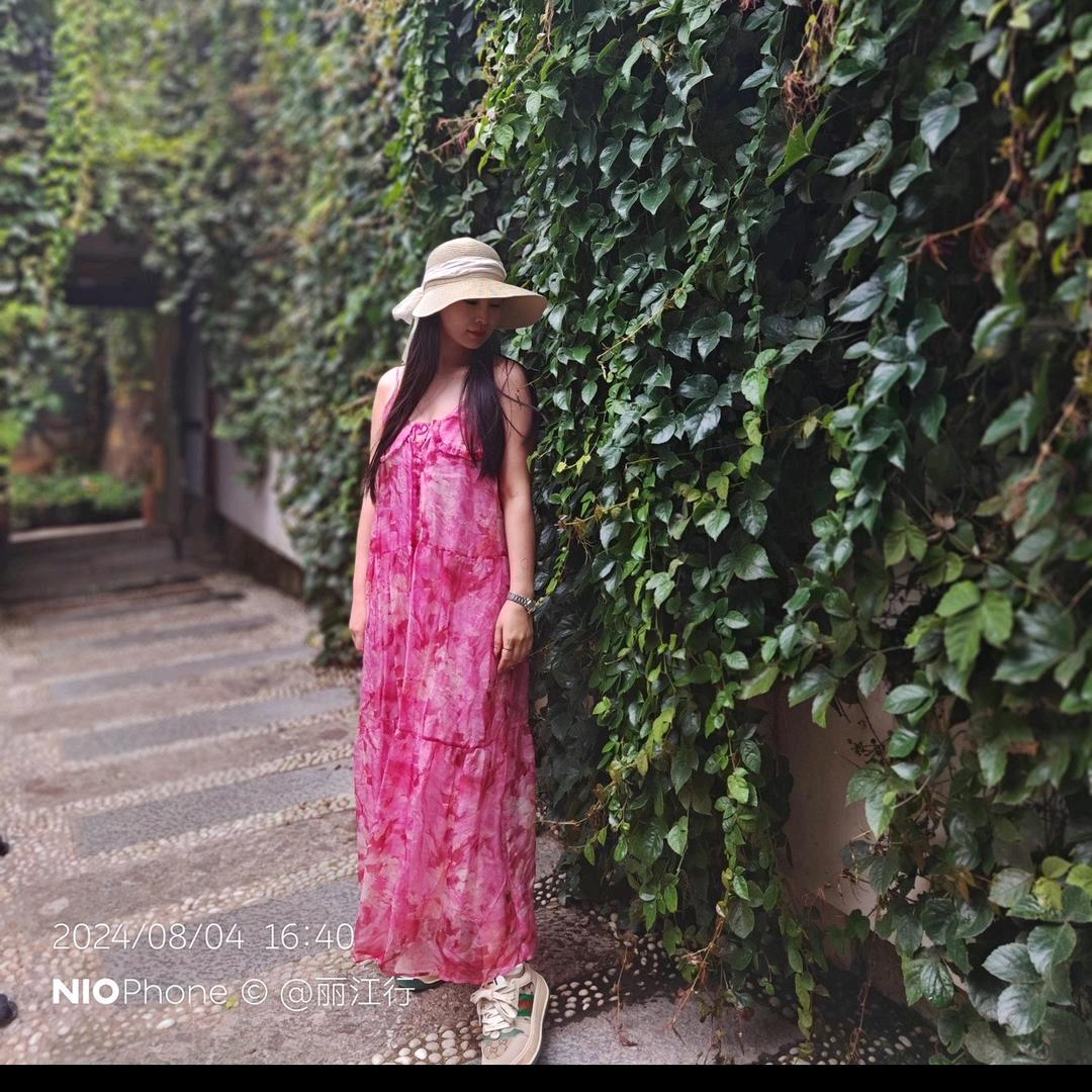 猪肉老板娘（部分穿搭在厨窗）