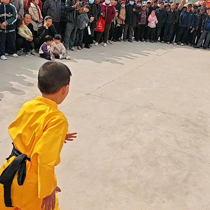 单身聊天直播间。6点开播。