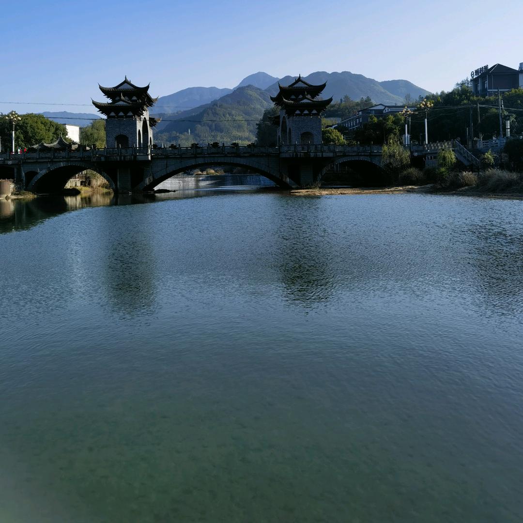 ：叶落知秋。