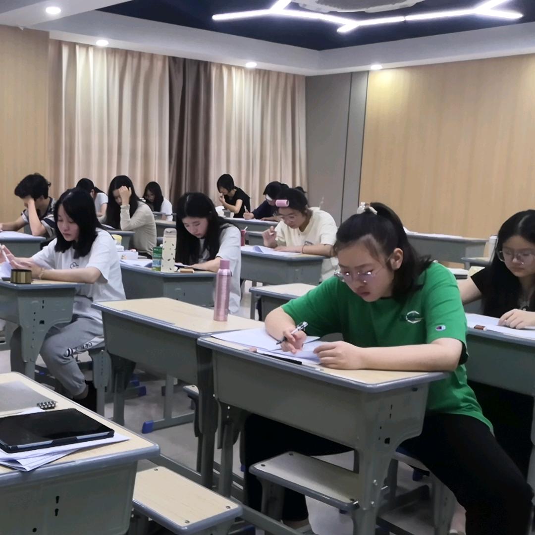 重庆崛起高三艺术生文化冲刺学校小燕老师