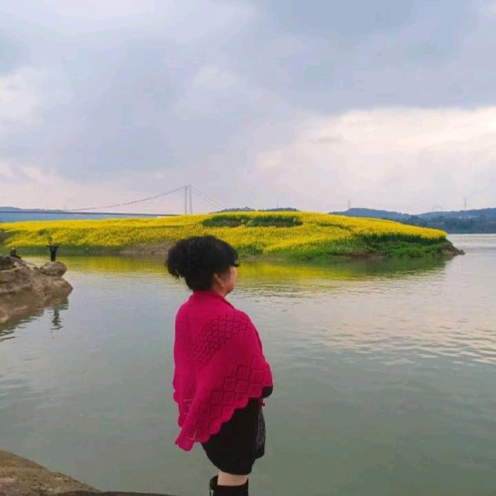 长冮边长大的小姐姐