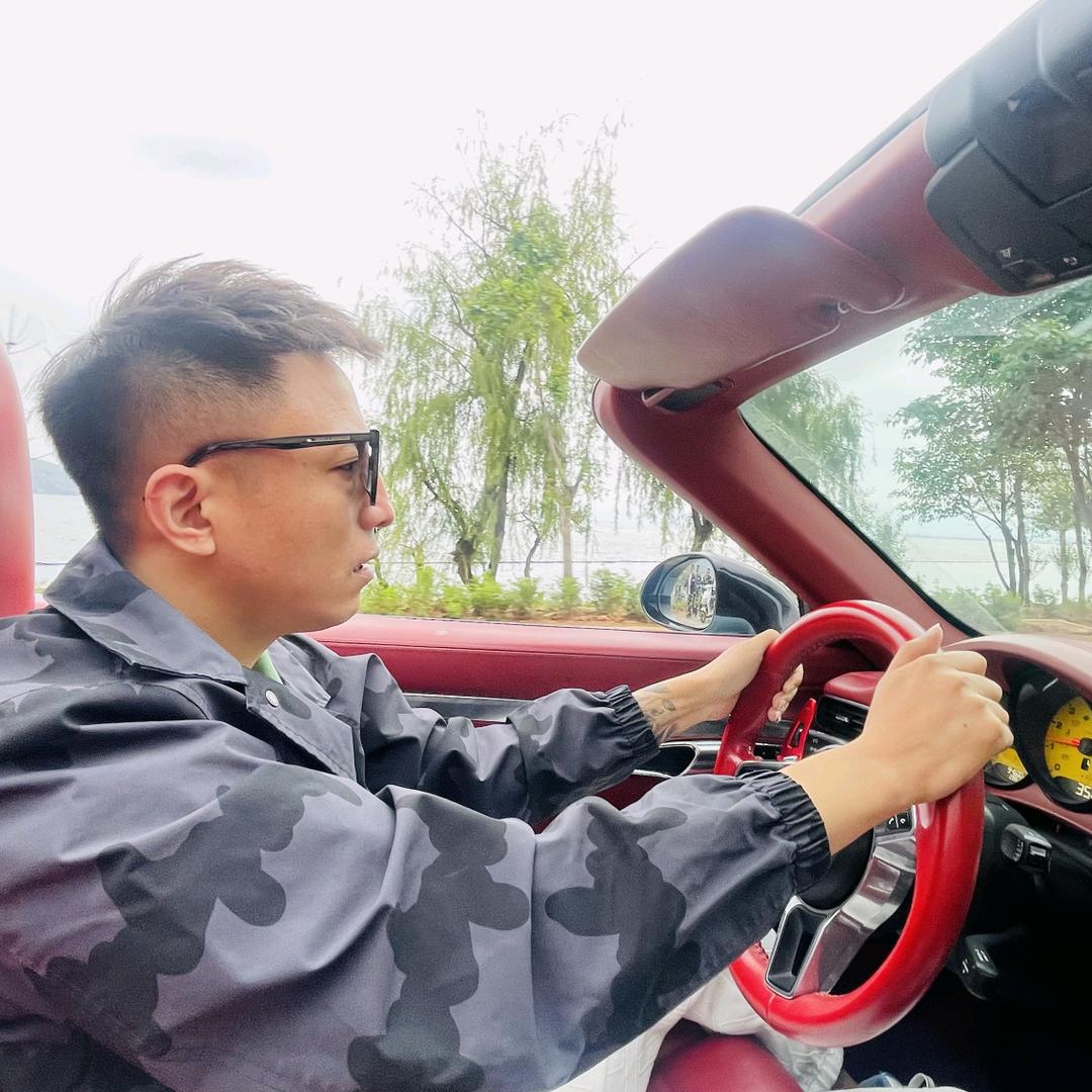 极鼎、李先生
