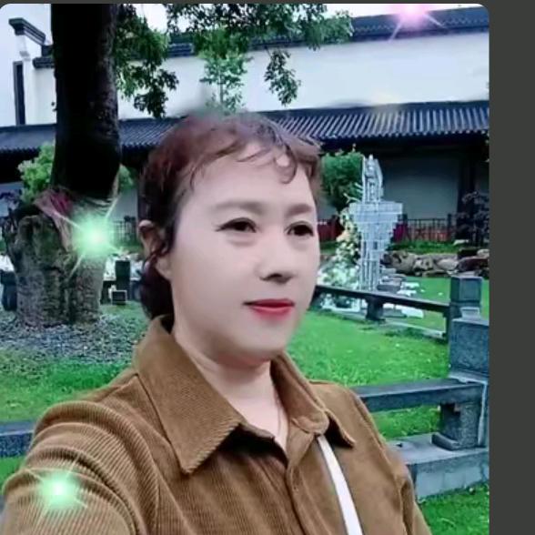 葛言秀，爱生活跳跳广场舞，拍自己喜欢的抖