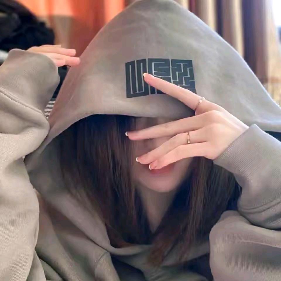 “<…>"：笑