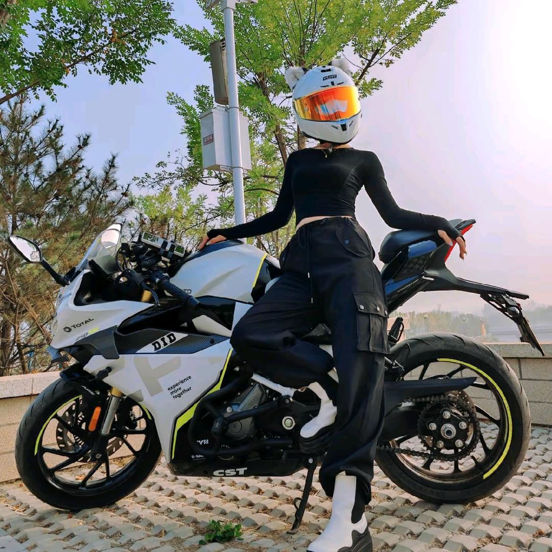 爱骑车的小楠子