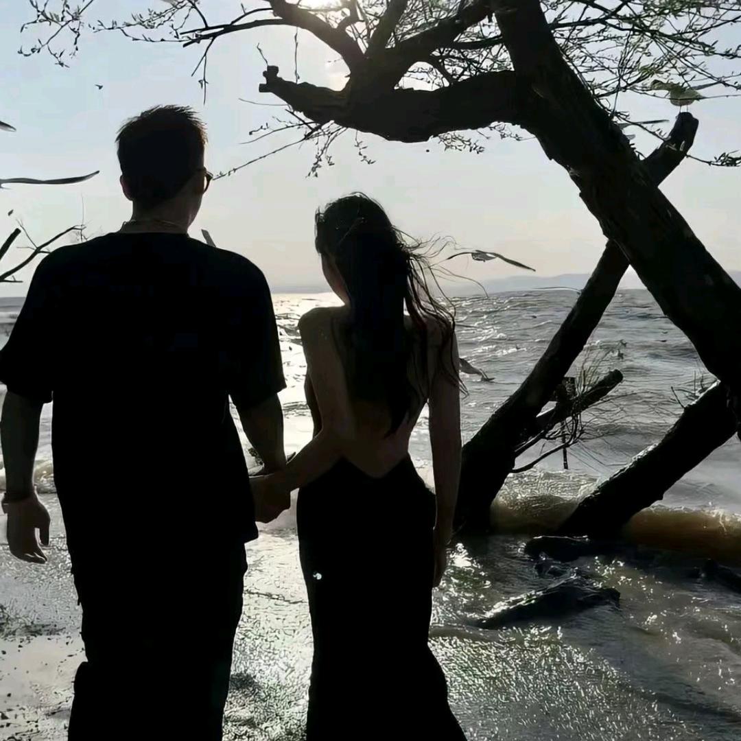 和小熊共饮牛奶.