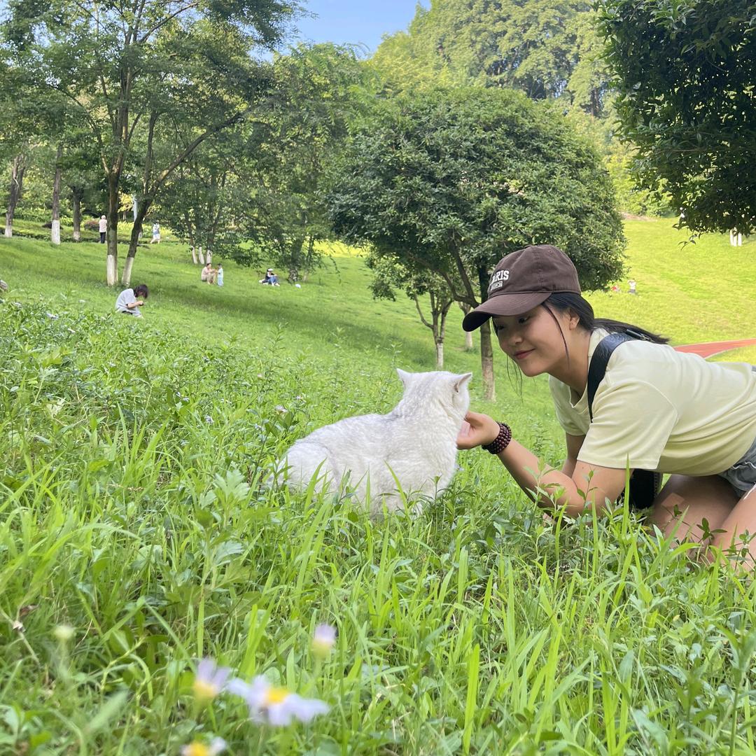 黑不溜邱女士