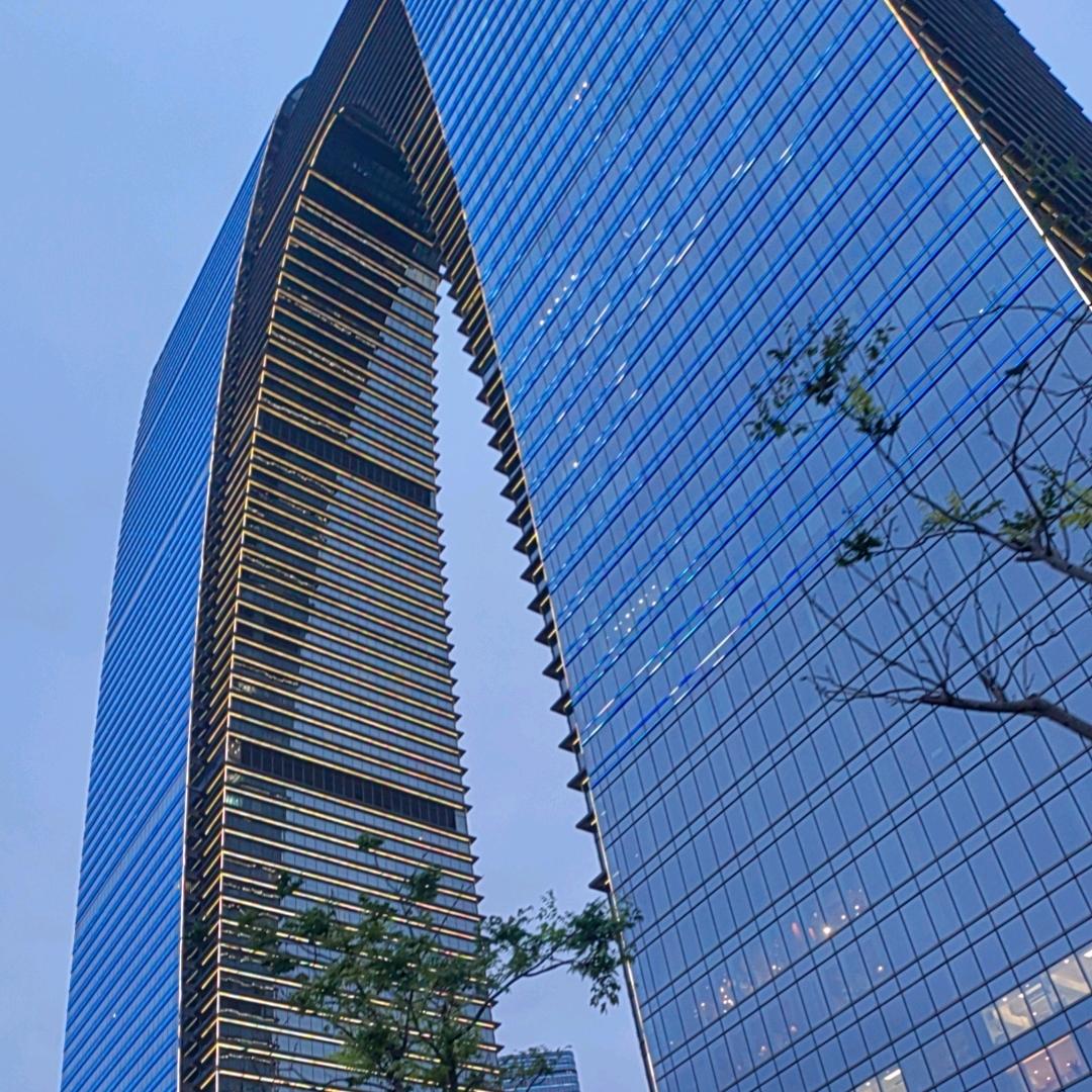 爱笑的女人运气不会差，女人一定保持微笑。