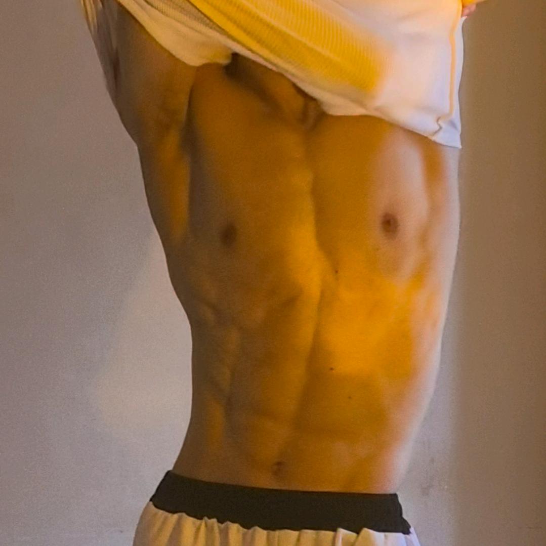 江文在努力增肌