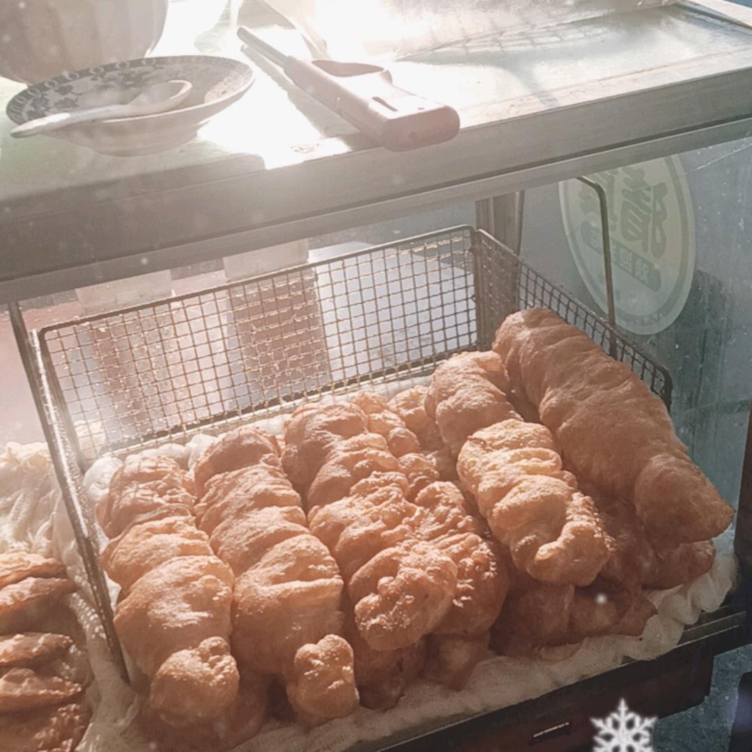 牙刷成，金记早点，油条加鸡蛋，小笼包，
