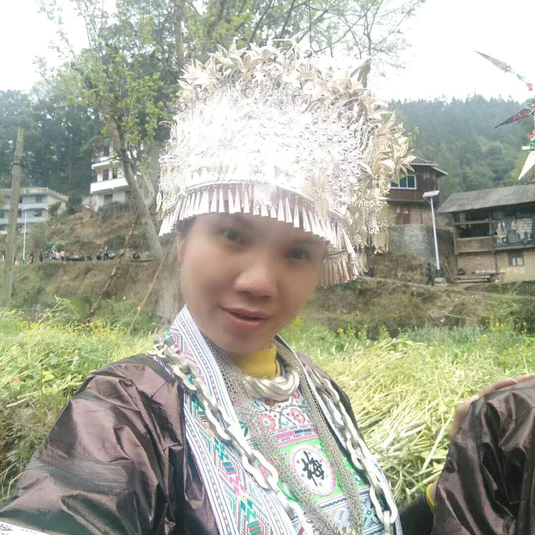 贵州杨英（侗族）大巴车售票员