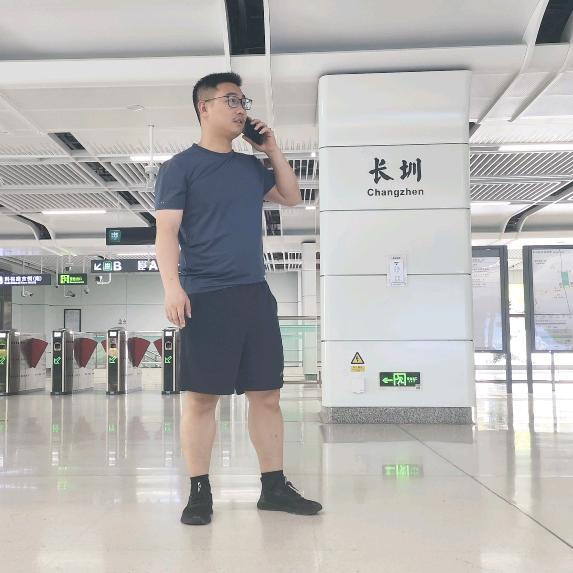 黄先森(深圳南山初级搬砖工人)