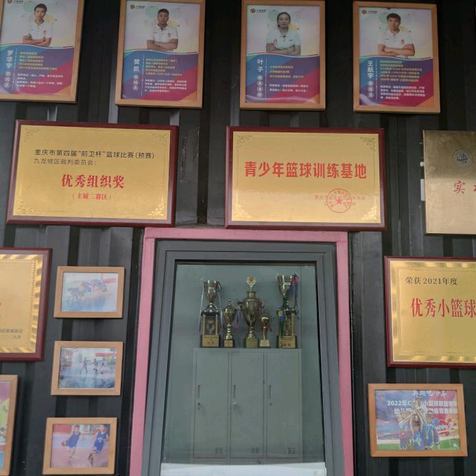 杨家坪动物园对面屋顶篮球公园（汗道体育）