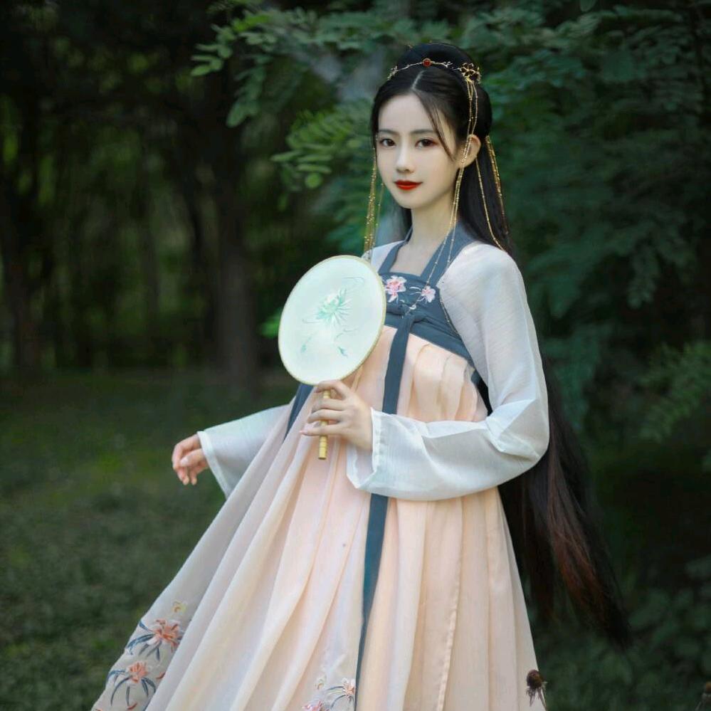 董丝丝头像