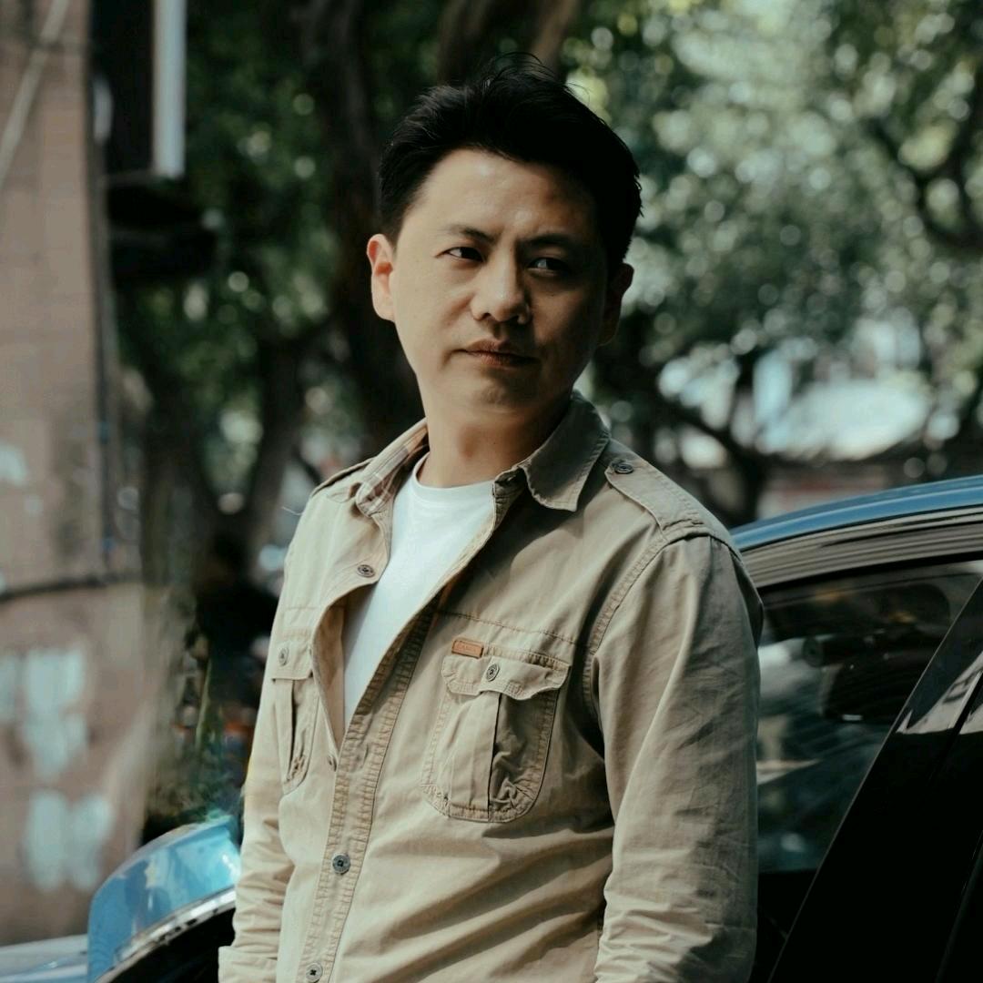 秋风中的男人