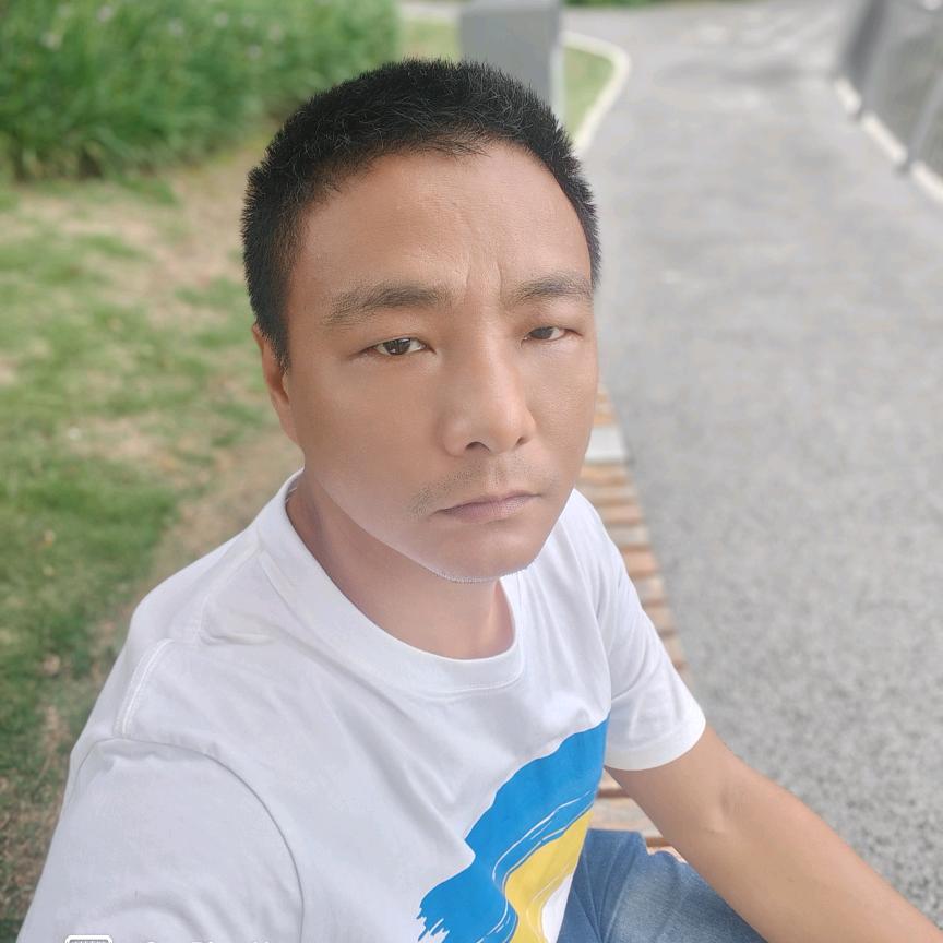 棕色皮肤的男人