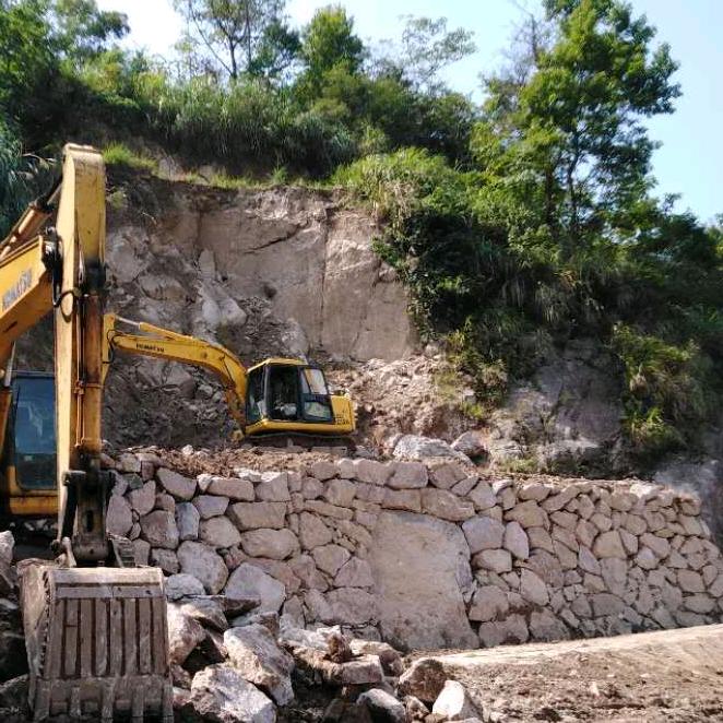 挖机砌挡土墙