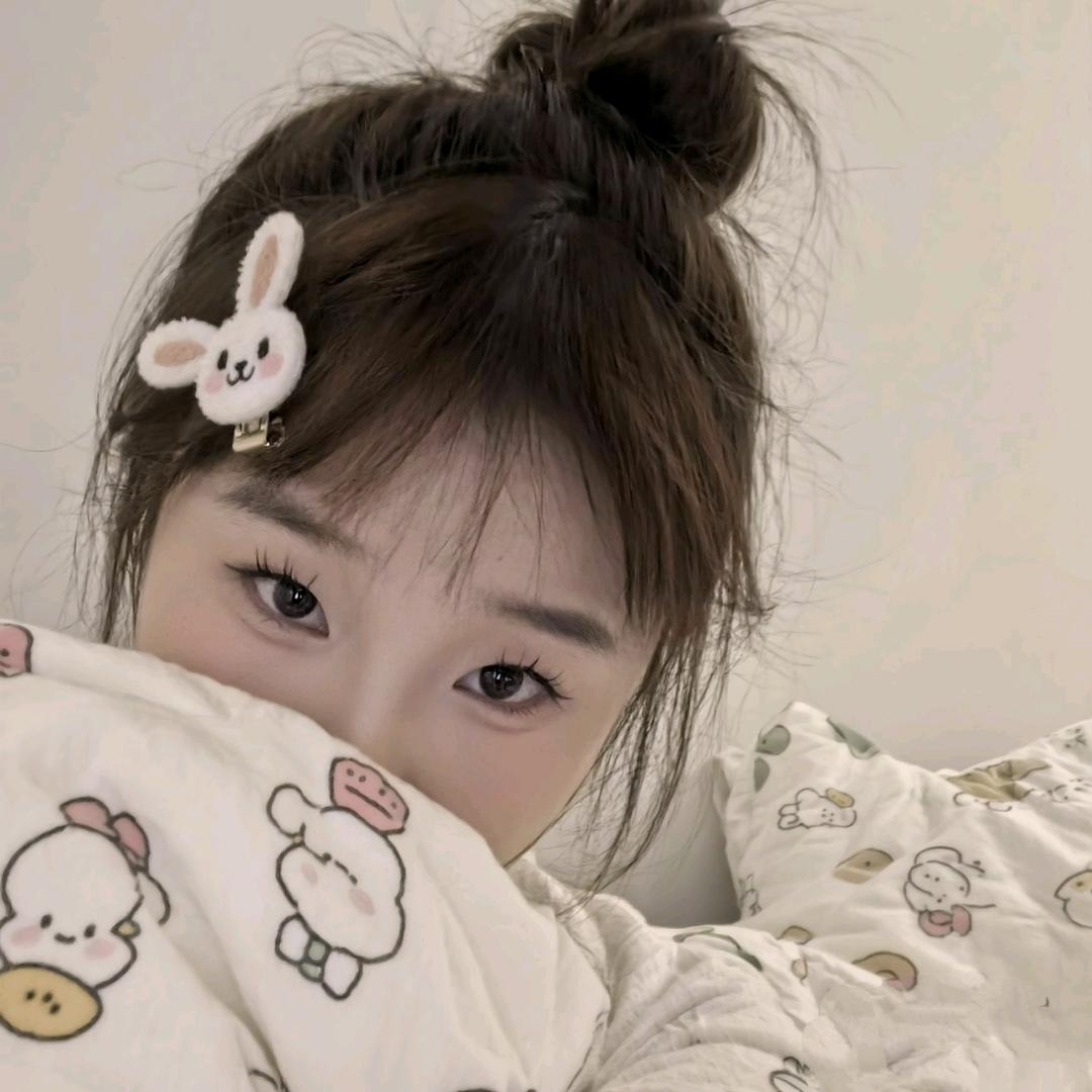 建群拍拖王的小助理 秋秋.