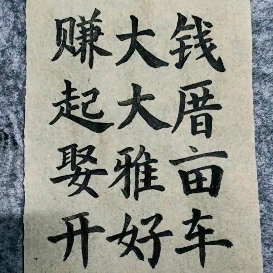 小侯爱摄影，拍照。