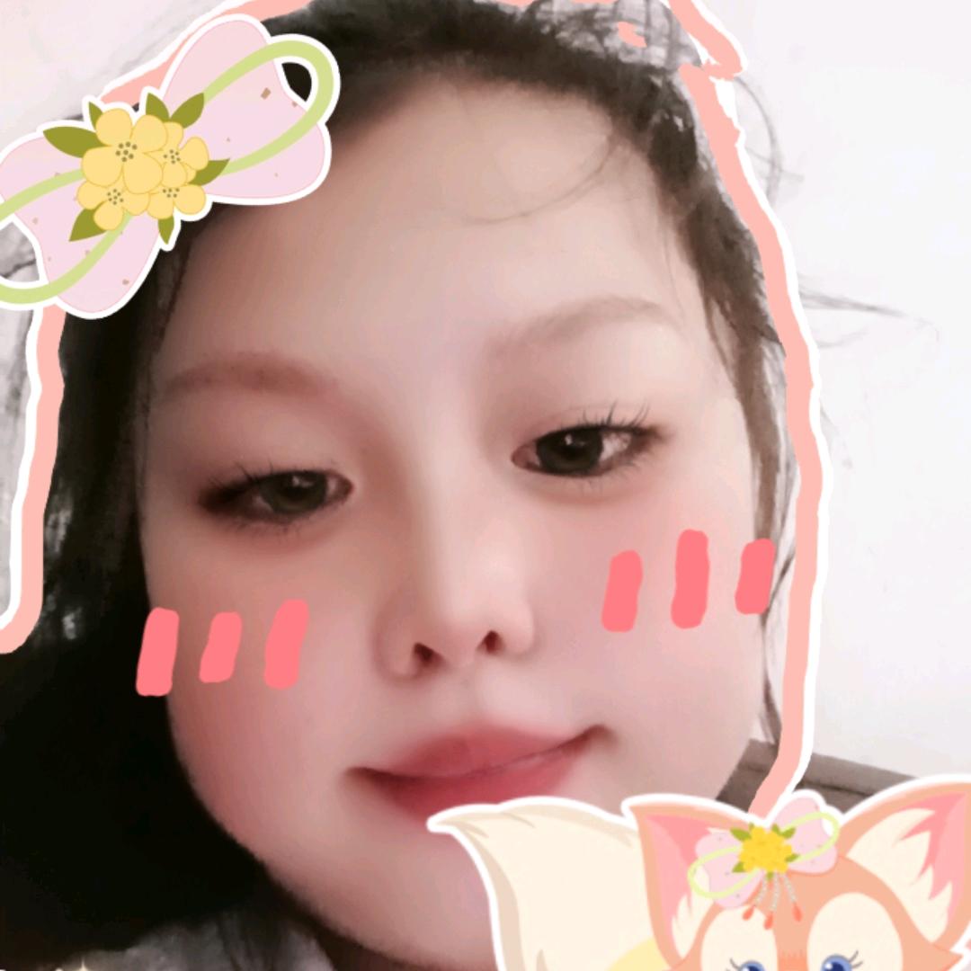 一个爱吃饭了小女孩