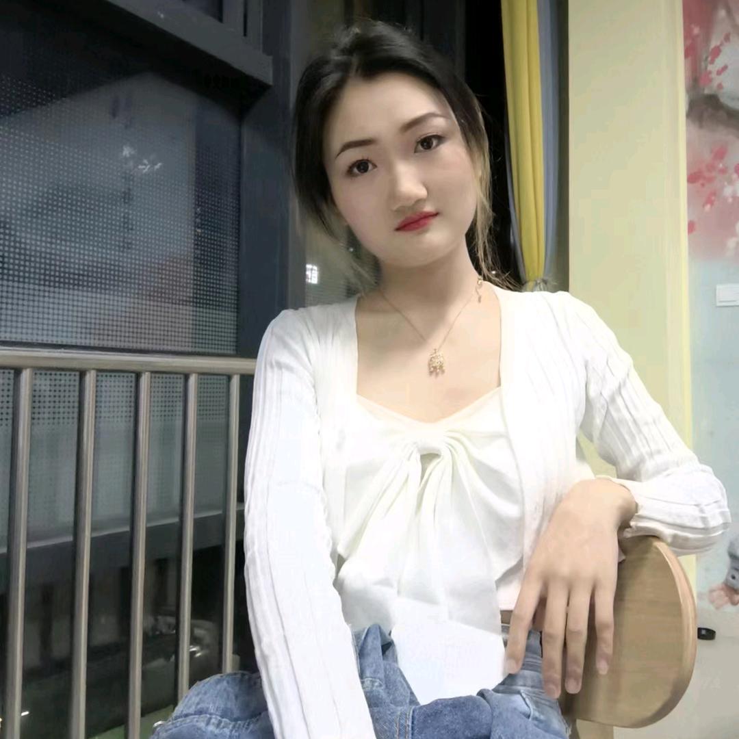 双眼皮的老板娘